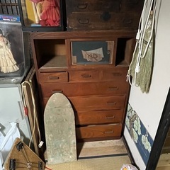 古いタンスや戸棚などの画像