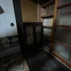 古いタンスや戸棚などの画像