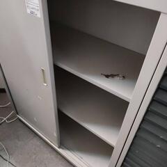 スチール棚　３段　扉付きの画像