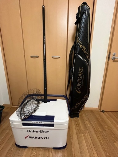釣具セット　
クーラーボックス、ロッドケース、玉の柄、タモ網セット