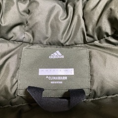adidasのジャケットの画像