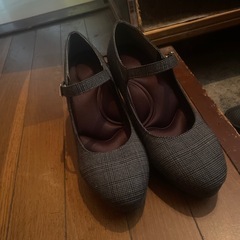 後ろのリボンが可愛い厚底パンプスの画像