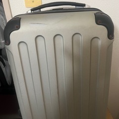 足の壊れたキャリーバッグ
