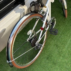 折り畳み自転車　白　700C (26インチ〜27インチ相当)　7段変速 CAPTAIN STAG　　　の画像