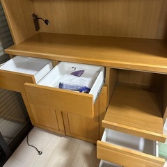 キッチン収納　無垢材使用の画像