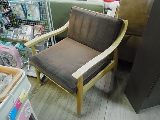 セール中につき、通常特価19,778円より半額の9,889円!　アームチェア　一人掛けチェア　一人掛けソファ　ビンテージ風　木製フレーム