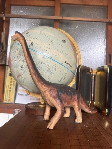 地球儀と恐竜