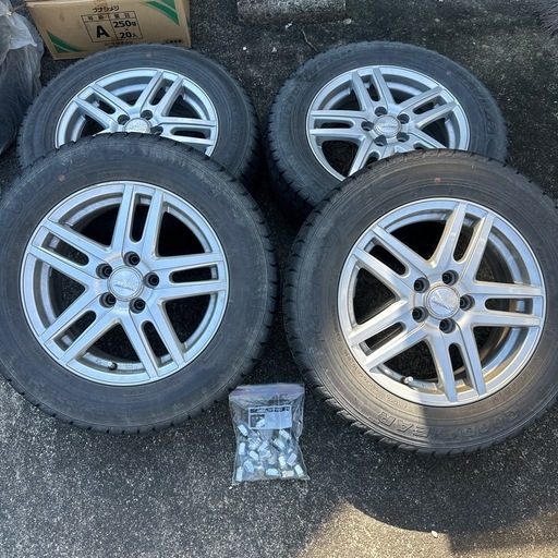 【受付終了】プリウスのスタッドレスタイヤ