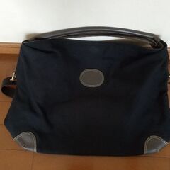 大きめバック 黒 ウンガロ