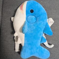 赤ちゃん　転倒防止　せおってクッション　リュック型　サメ