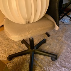 パソコンデスクとチェアの画像