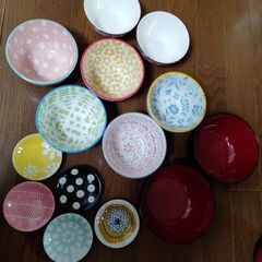茶碗2つ、陶器のボウル、丼2つ、豆皿5つ