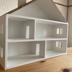 三角屋根の飾り棚
