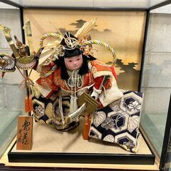 日本人形 光陽 兜差 ケース付 幅54cm×奥行36cm×高さ55cm の画像