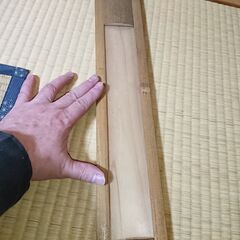 表面が竹製 短冊掛け　正面は樹脂カラス？で短冊は後ろから入れるタイプ　短冊が汚れにくいの画像