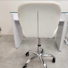 白　オフィスチェアの画像