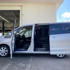 8人乗りハイブリッド入りました☆彡月々1.2万円〜分割払い可❗️車検付き！大人気☆日産 セレナ ハイウェイスター☆8人乗り☆HDDナビ付き☆走行中DVD見れます☆ETC☆バックカメラ☆ドラレコ付きのフル装備☆両側電動スライドドア☆クルーズコントロール搭載☆ウィンカーミラー☆フル装備☆事故修復歴無し☆車内広々三列シート‼️の画像