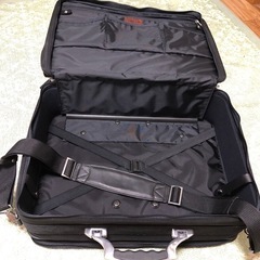 Takeo Kikuchi 
スーツケースの画像