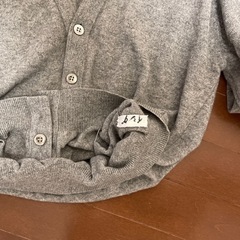 グレー Vネック カーディガン ウールまたはカシミヤ素材の画像