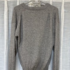 グレー Vネック カーディガン ウールまたはカシミヤ素材の画像