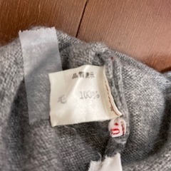 グレー Vネック カーディガン ウールまたはカシミヤ素材の画像