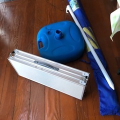 ガーデンテーブルとパラソルセット
