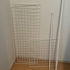 突っ張り棒2本　ラック3個
の画像