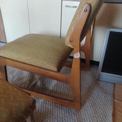 二脚の低い椅子の画像