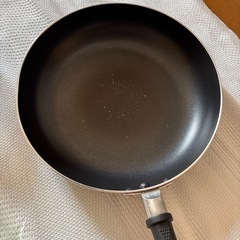 【訳ありのため激安フライパンとタッパー】の画像