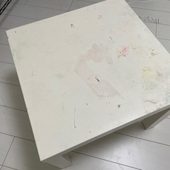 白い正方形のテーブル