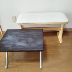 ベンチと折り畳めるテーブル