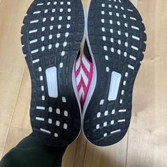 adidasの新品未使用の靴の画像