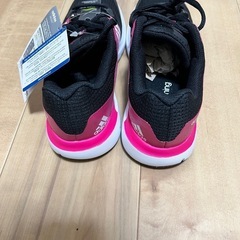 adidasの新品未使用の靴の画像