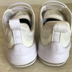 【NIKE /ナイキ 】エア マックス アクシス キッズシューズ ホワイト 16cmの画像