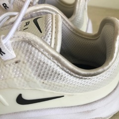 【NIKE /ナイキ 】エア マックス アクシス キッズシューズ ホワイト 16cmの画像