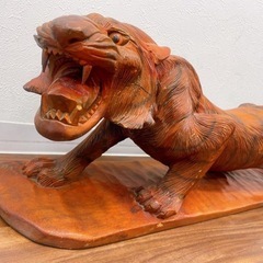 木彫りの虎の画像