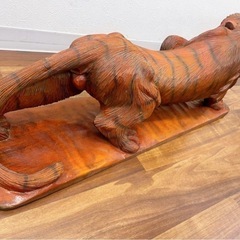 木彫りの虎の画像