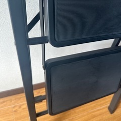 SPIEEK 脚立 鉄素材 持ち運び便利 持ち手付き 軽量 折りたたみ脚立 踏み台 滑り止め付き ステップ台 (ブラック, 四段)の画像