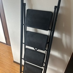 SPIEEK 脚立 鉄素材 持ち運び便利 持ち手付き 軽量 折りたたみ脚立 踏み台 滑り止め付き ステップ台 (ブラック, 四段)の画像