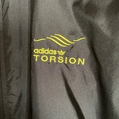 adidasブルゾンの画像