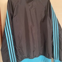 adidasブルゾンの画像
