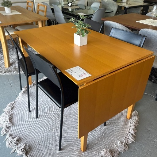 伸びるダイニングテーブルセット