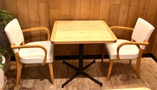 スタイリッシュなカフェテーブルやパソコンデスクに！　　　２人掛け用