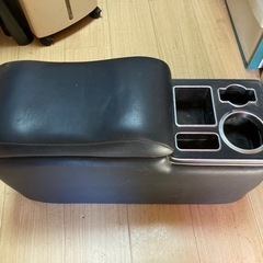 普通車の運転席と助手席の間に入れるケース。