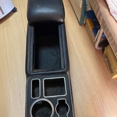 普通車の運転席と助手席の間に入れるケース。の画像