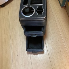 普通車の運転席と助手席の間に入れるケース。の画像