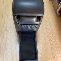普通車の運転席と助手席の間に入れるケース。の画像
