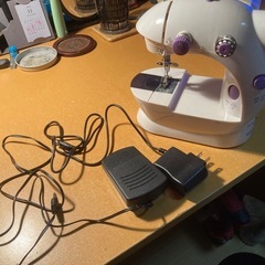 ミニミシン。電源コード付き。フットスイッチ付き。の画像