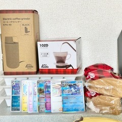 再募集！！ 雑貨色々まとめて　ポケモンカード、未使用カリタコーヒーグラインダー、コーヒードリッパーなど追加しました！10月11日限り、取りに来ていただける方　　 碁石3キロくらい　碁笥　赤い漆の和盆　金属三層缶　傘入れ　などなど　お渡しまでの間にちょっとアイテム増えます。の画像