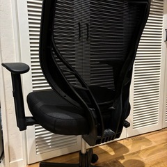 メッシュバックのワーキングチェアの画像